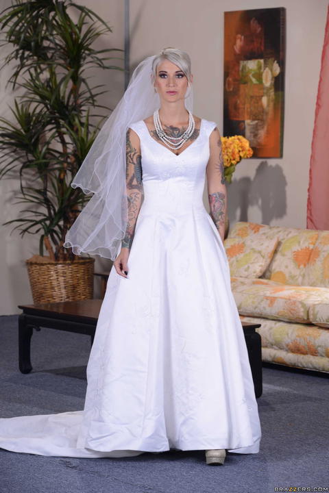 Kleio Valentien - Kleio Valentien Showing Off Her Wedding Dress! - photo 1 of 1
