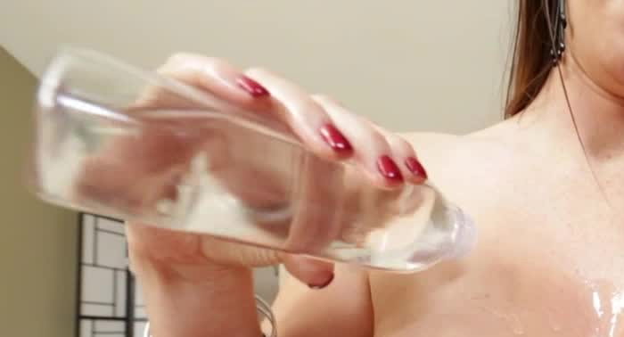 Alison Tyler - Alison Tyler Oils Up Her Big Boobs For Some Titty Fucking! - photo 1 of 1