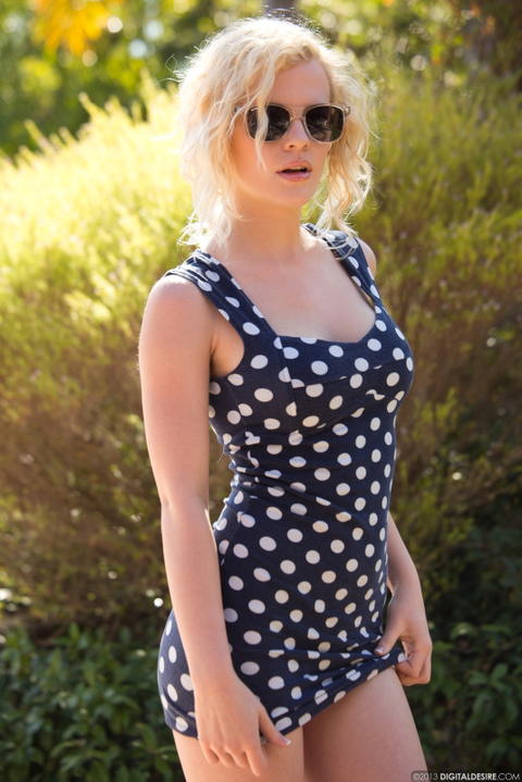 Catie Parker - Catie Parker Outdoors In Her Polka Dot Dress! - photo 1 of 1