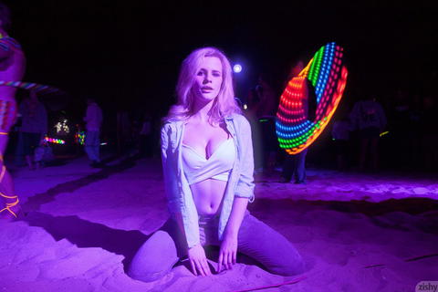 Catie Parker - Catie Parker Out At The Beach Showing A Bit Of Skin! - photo 1 of 1