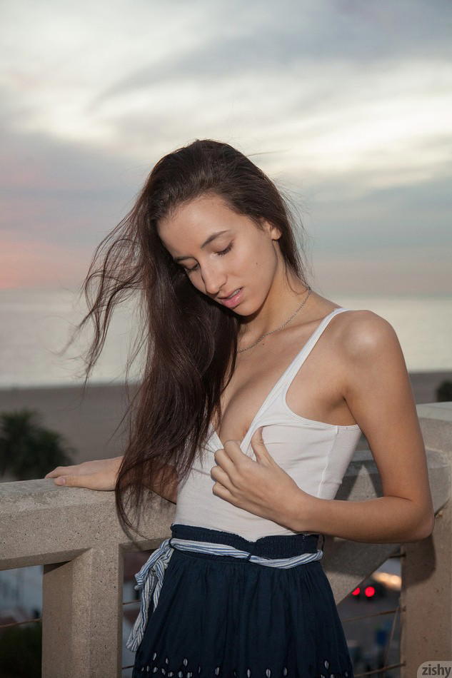Belle Knox Public Flashing While Out In LA!