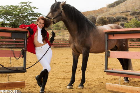 Aidra Fox - Aidra Fox Nude At A Horse Stable! - photo 6 of 24