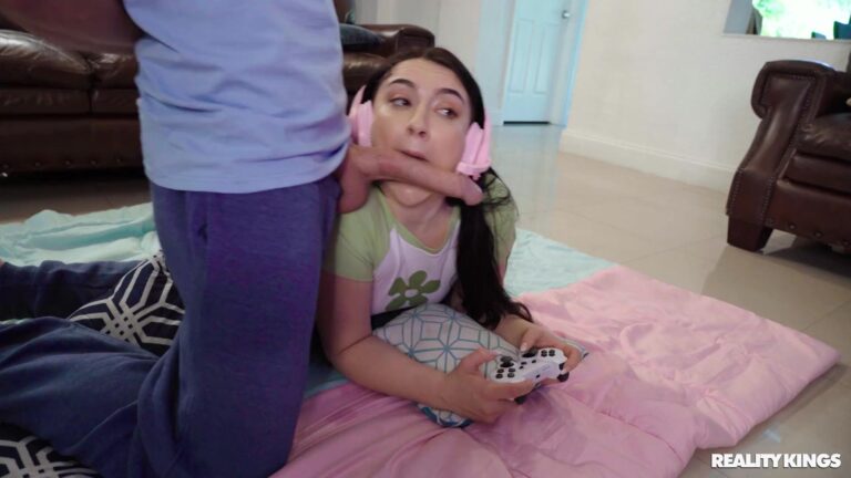 Mandy Muse - Mandy Muse Gamer Girl Fucking Oliver Flynn! - photo 1 of 1