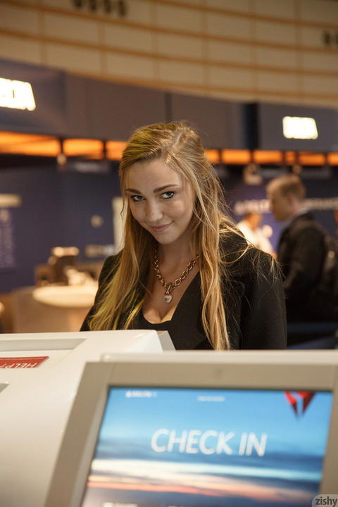 Zishy - Kendra Sunderland Flashing Us At The Portland Airport! - photo 1 of 1