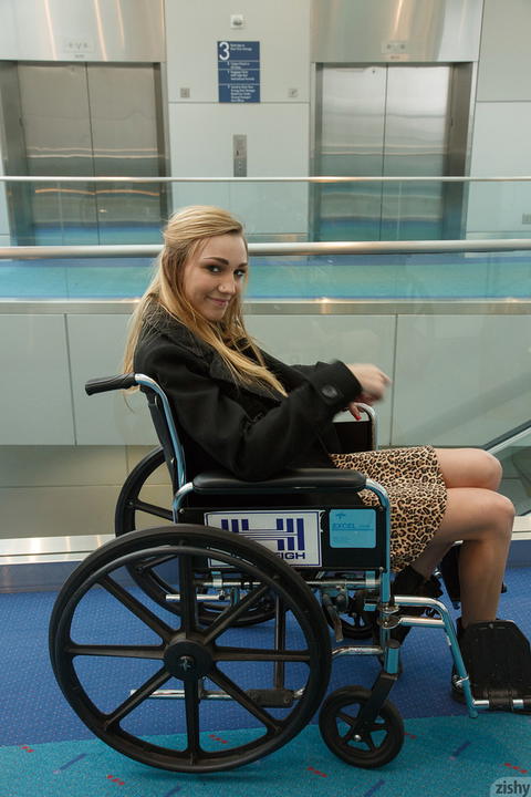 Zishy - Kendra Sunderland Flashing Us At The Portland Airport! - photo 1 of 1