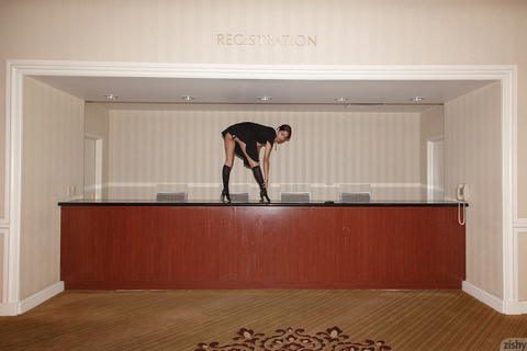Zishy - Uma Jolie At A Fancy Hotel Flashing Us! - photo 6 of 8