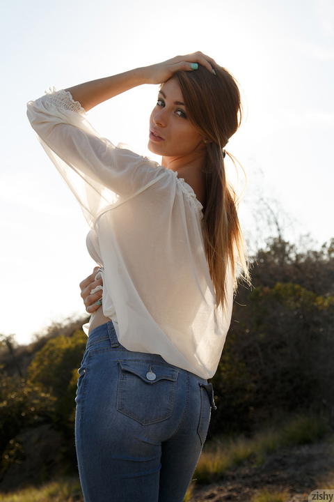 Zishy - Gracie Thibble In And Out Of Her Tight Blue Jeans! - photo 6 of 8
