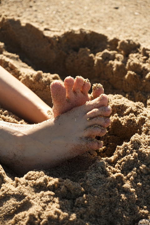 Zishy - Sloan Kendricks All Sandy On The Beach! - photo 1 of 8