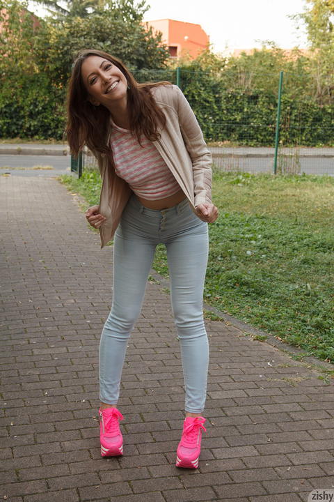 Zishy - Jaye Lough In Very Tight Jeans Is A Sexy Sight! - photo 1 of 1