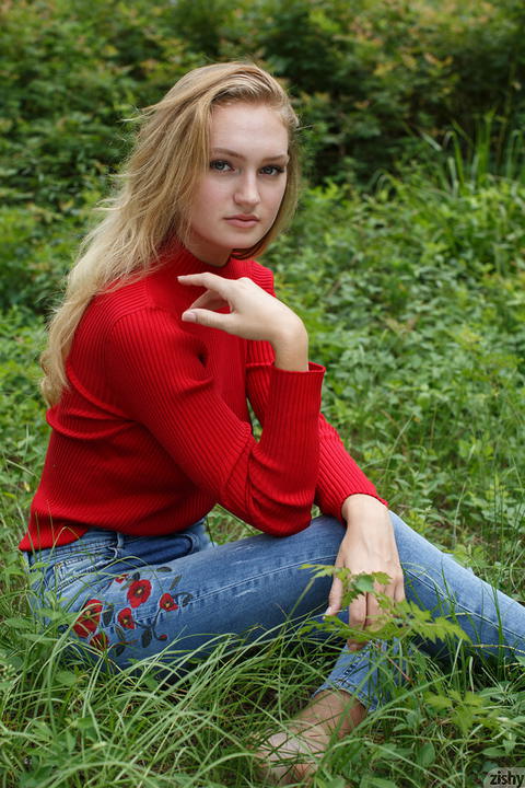 Zishy - Ellen Kennedy Flashing Out At The Lake! - photo 1 of 8