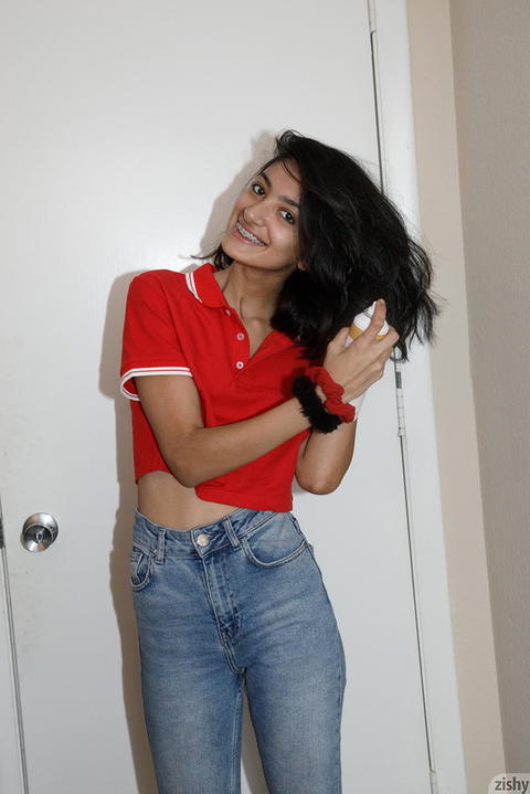 Zishy - Ushna Malik Xbox One Player With Tight Curves! - photo 1 of 1