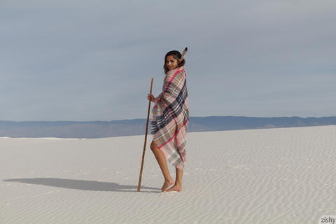Zishy - Alejandra Cobos Flashing At The White Sands! - photo 1 of 8