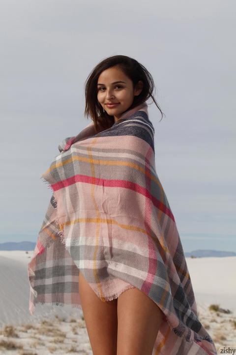 Zishy - Alejandra Cobos Flashing At The White Sands! - photo 5 of 8
