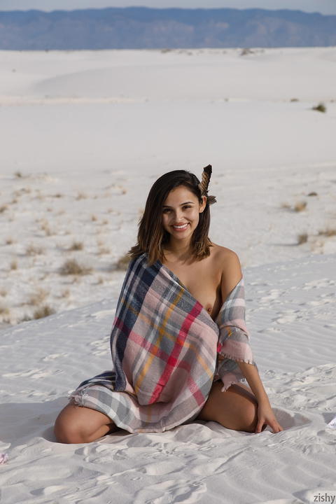 Zishy - Alejandra Cobos Flashing At The White Sands! - photo 6 of 8