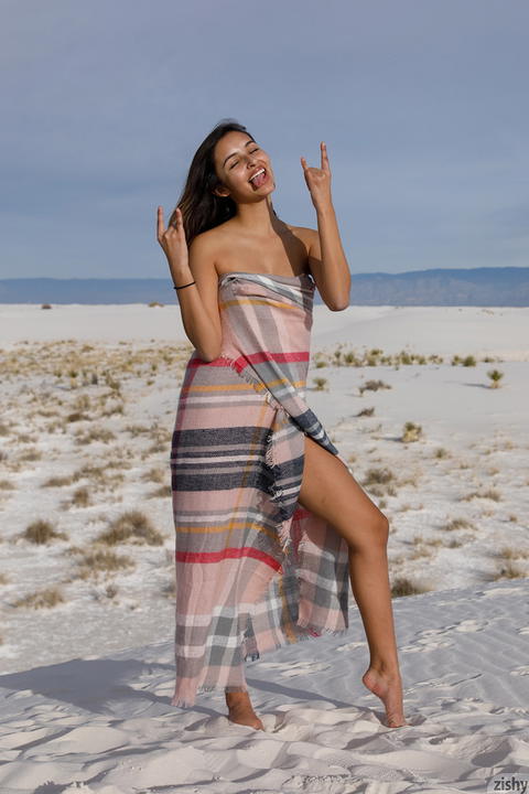 Zishy - Alejandra Cobos White Sands Pictures! - photo 4 of 8