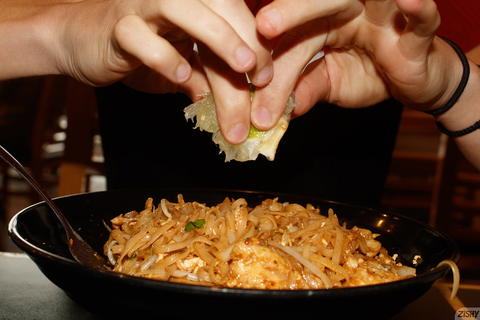 Zishy - Gaby Mueller Vs Pad Thai! - photo 3 of 8