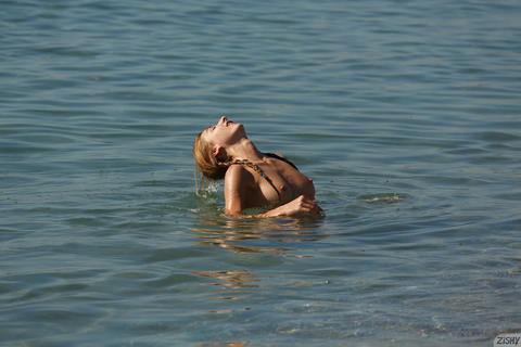 Zishy - Katherine Prerija Cola Beach Part Two! - photo 4 of 8