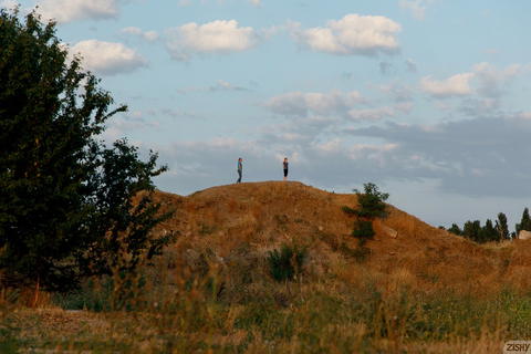 Zishy - Diana Sedova Russian Heroine Out In A Field! - photo 2 of 8