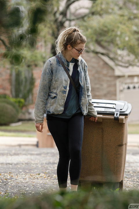 Zishy - Kat Keen Smells Like Mushrooms! - photo 1 of 13
