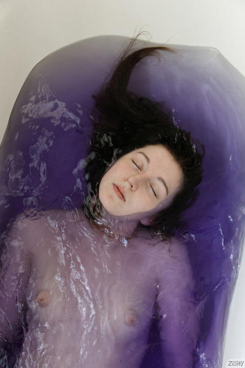 Zishy - Rowan Emerson All Nude In The Bath! - photo 6 of 8