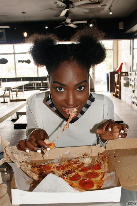 Zishy - Kelsey Jones Miami Pies! - photo 1 of 8