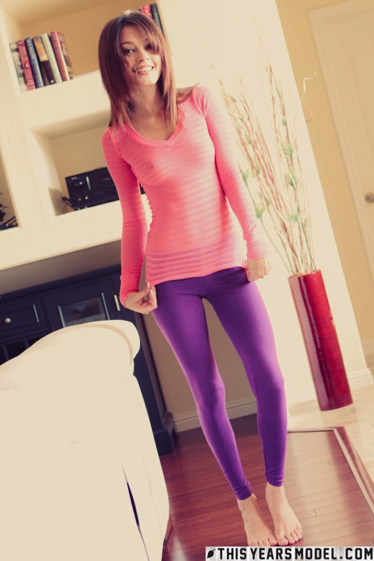 Ashley Doll - Ashley Doll Drops Her Tights And Pull Her Top Up! - photo 1 of 1