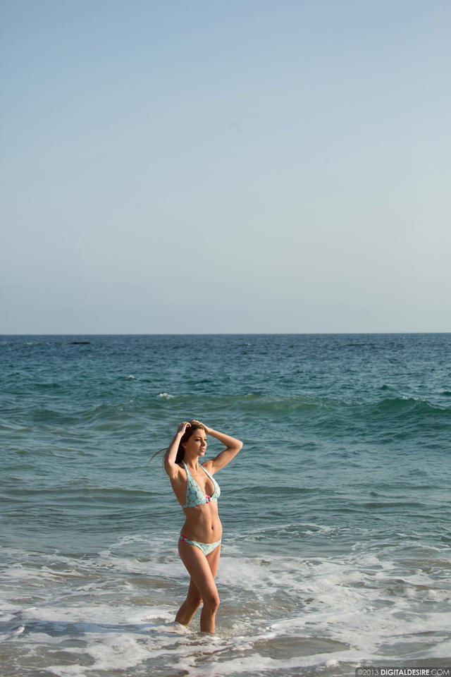 Amber Sym Takes Her Bikini Off At The Beach!