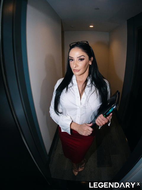 Sheena Ryder - Sheena Ryder Is Selling Estate And Closing Deals With Her Body! - photo 1 of 1