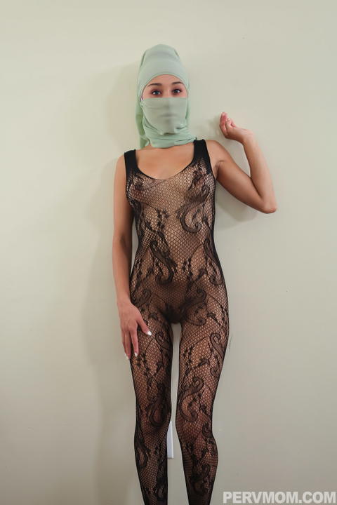 Cali Lee - Cali Lee With Her Fuck Pictures From Perv Mom! - photo 16 of 24