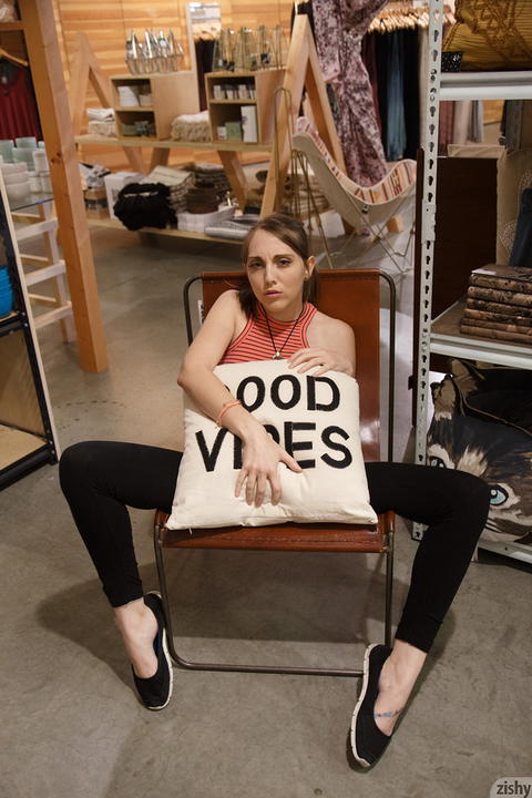 Nickey Huntsman - Nickey Huntsman Out Shopping For Shoes! - photo 1 of 1