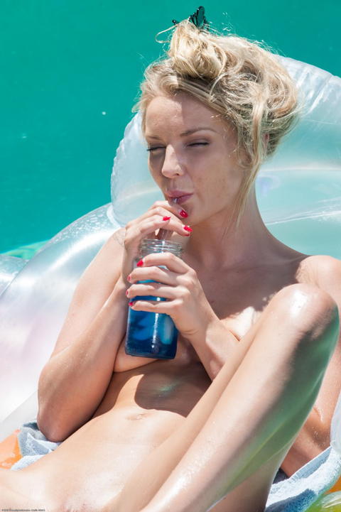 Staci Carr - Staci Carr, Nude And Rubbing Her Pussy In The Pool! - photo 1 of 1