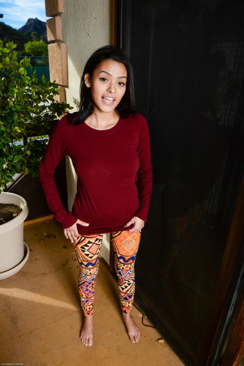 Josie Jagger - Josie Jagger Removes Her Skin Tight Pants! - photo 1 of 1