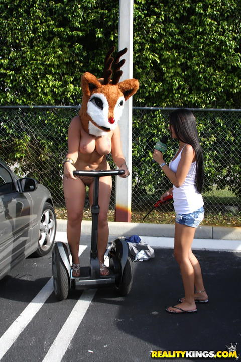 Carmen De Luz - Carmen De Luz Doing Some Public Nudity For “Money Talks”! - photo 18 of 24