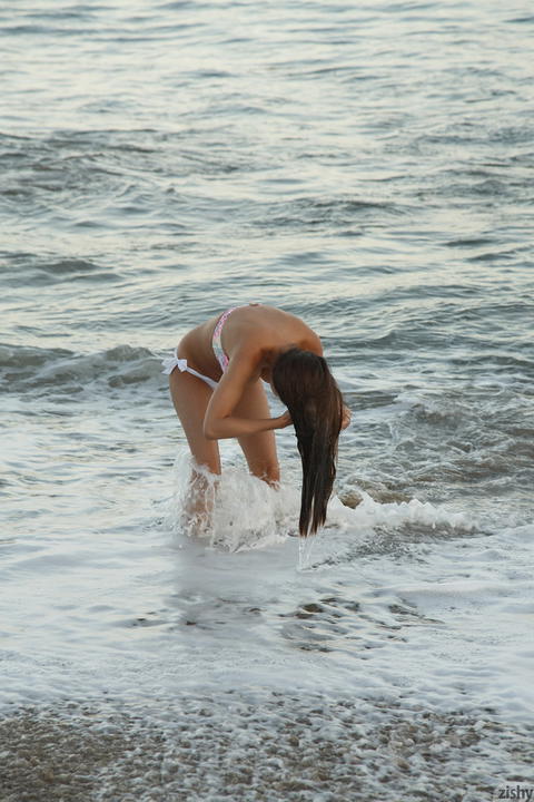 Nina North - Nina North Looking So Fine At The Beach! - photo 1 of 1