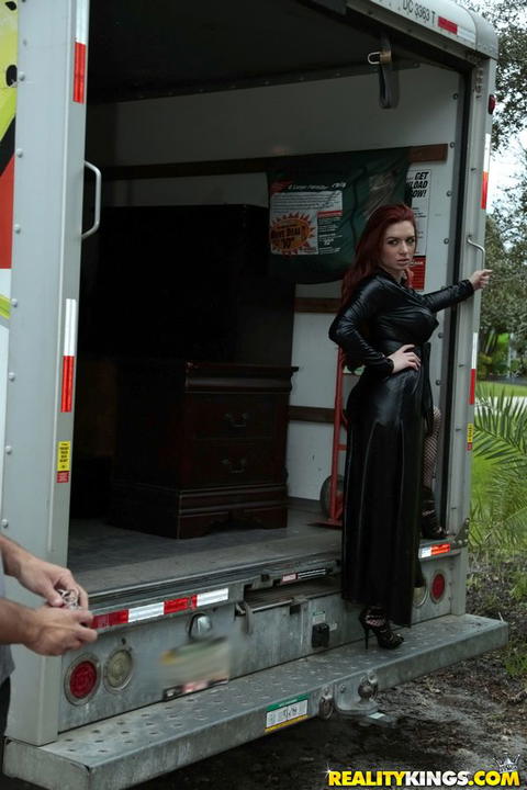 Veronica Vain - Veronica Vain Makes Moving Day A Lot More Fun! - photo 1 of 1