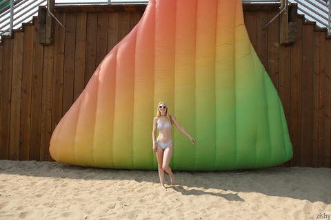 Lily Rader - Lily Rader Teasing In Her Sexy String Bikini! - photo 7 of 8