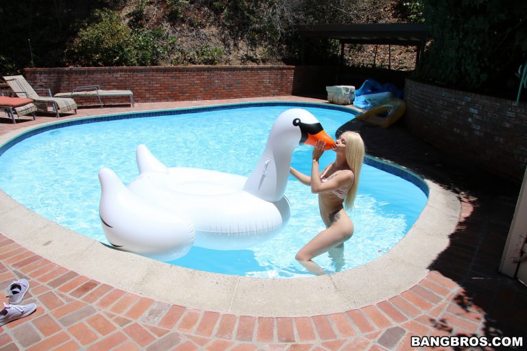 Elsa Jean - Elsa Jean Cools Off In The Pool Before Getting Fucked! - photo 1 of 1