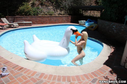 Elsa Jean - Elsa Jean Cools Off In The Pool Before Getting Fucked! - photo 1 of 24