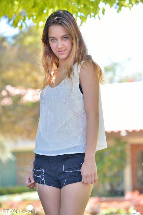 Uma Jolie - Uma Jolie Strips Off All Of Her Clothes While Outside! - photo 1 of 1
