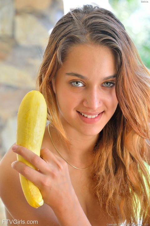 Uma Jolie - Uma Jolie Is Fucking Herself With A Bannana! - photo 14 of 16