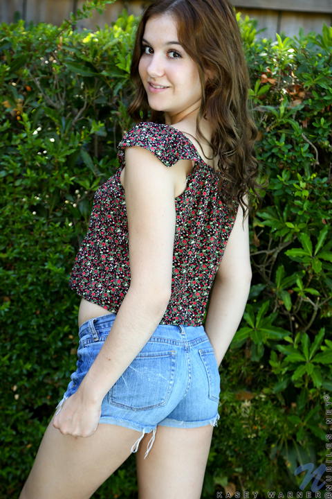 Kasey Warner - Kasey Warner Looking Sexy In Her Booty Shorts! - photo 1 of 1