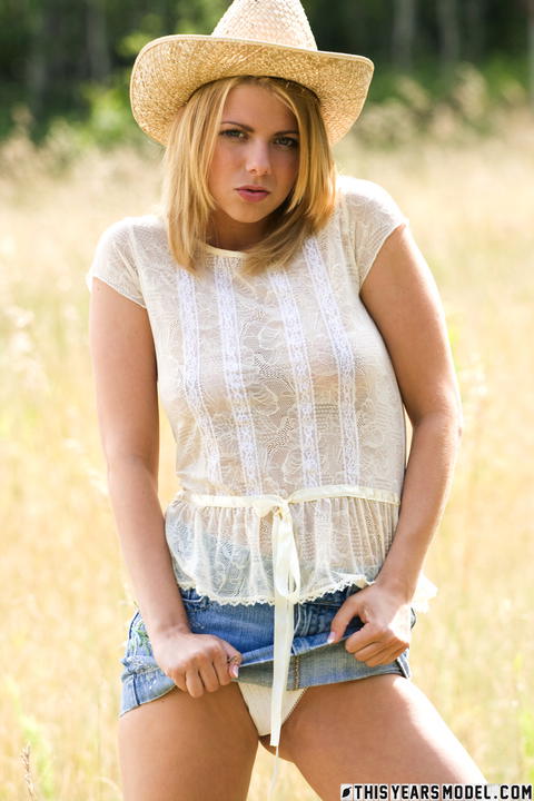 This Years Model - Jana Davis Out In A Field Looking Sexy! - photo 1 of 1