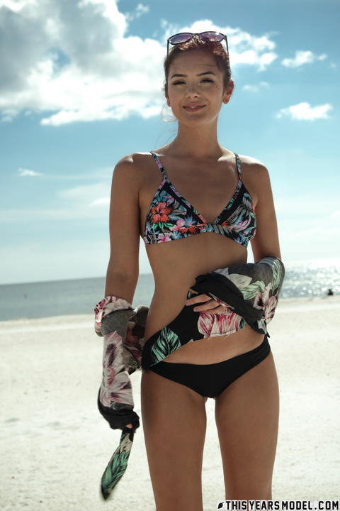 This Years Model - Lola Sinclair At The Beach In A Little Bikini! - photo 2 of 10