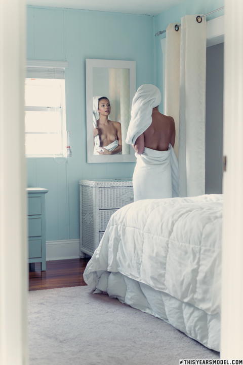 This Years Model - Lola Sinclair Fresh Out Of The Shower Teasing Us! - photo 1 of 1