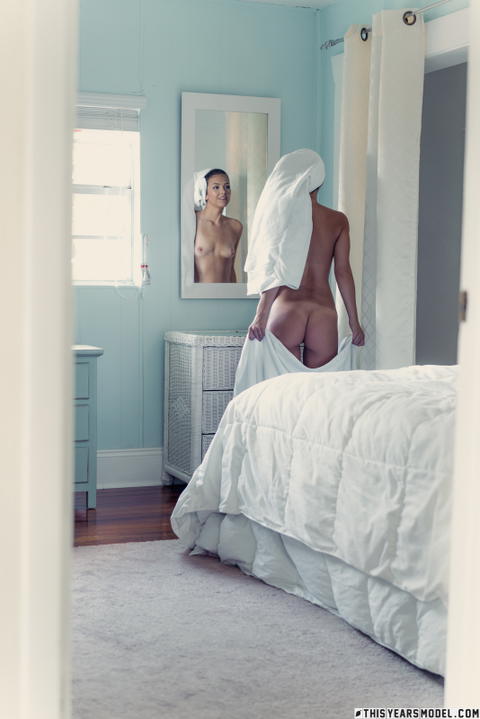This Years Model - Lola Sinclair Fresh Out Of The Shower Teasing Us! - photo 1 of 1