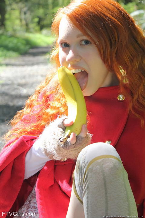 Dolly Little - Dolly Little Working A Banana Into Her Pussy! - photo 11 of 16
