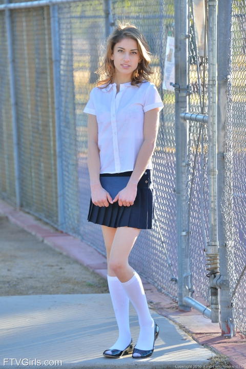Kristen Scott - Kristen Scott Out In A Park Flashing Her Sexy Parts! - photo 1 of 1