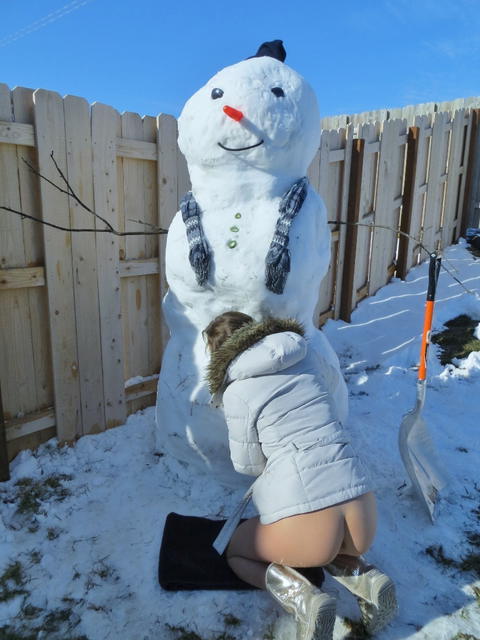 Val Dodds - Val Dodds Posing Nude With A Snowman! - photo 1 of 1