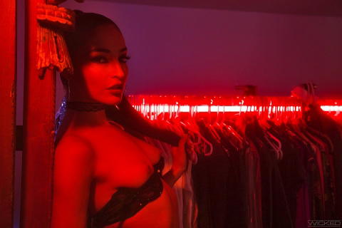 Emily Willis - Seth Gamble And Emily Willis Fucking In The Red Room! - photo 1 of 1