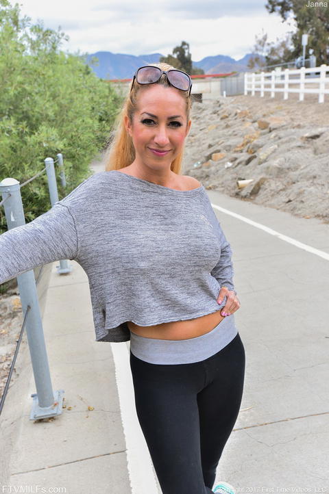 Janna Hicks - Janna Hicks Flashing Her Huge Boobs In Public! - photo 1 of 1